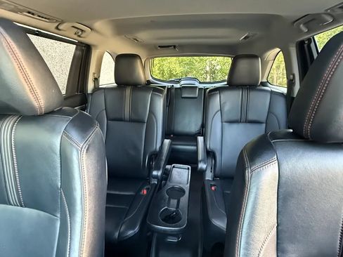 Used 2019 Toyota Highlander SE w/ Nightshade Edition FWD image 12
