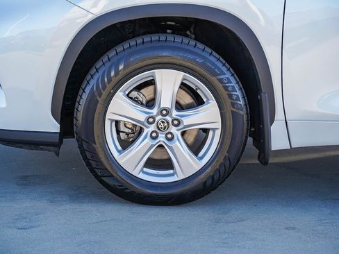 Certified 2022 Toyota Highlander LE image 5