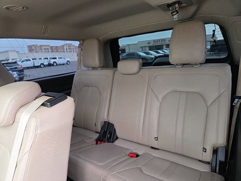 Used 2022 Ford Expedition Max Limited image 10