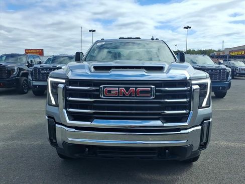 New 2025 GMC Sierra 2500 SLE image 2