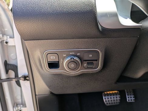 Used 2023 Mercedes-Benz GLB 250 image 28