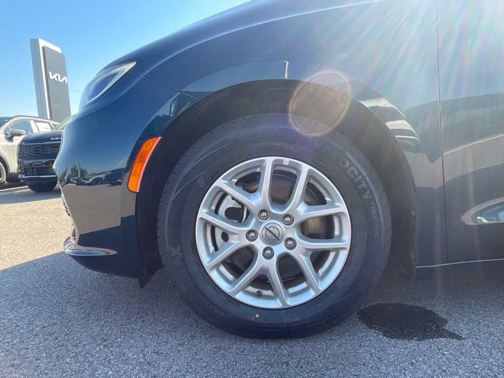 Used 2023 Chrysler Pacifica Touring-L FWD image 30