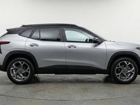 Used 2025 Chevrolet Trax LT FWD image 11