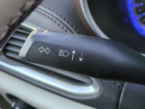 Used 2017 Chrysler Pacifica Limited w/ UConnect Theater Package image 37