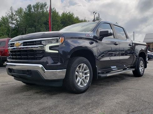 Used 2022 Chevrolet Silverado 1500 LT w/ Z71 Off-Road Package AWD/4WD image 3