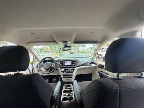 Used 2023 Chrysler Voyager LX FWD image 21