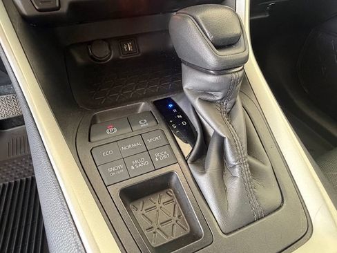 Used 2025 Toyota RAV4 XLE AWD/4WD image 29