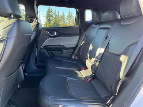 Used 2025 Jeep Compass Latitude image 25