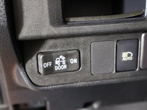 Used 2018 Toyota Tacoma SR5 RWD image 19