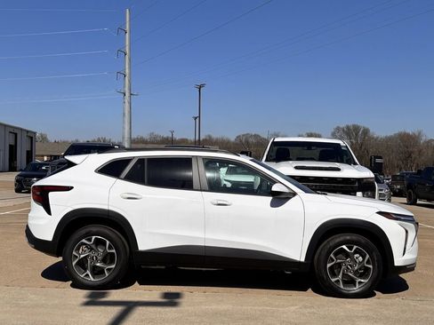 New 2026 Chevrolet Trax LT w/ Sunroof Package FWD image 3