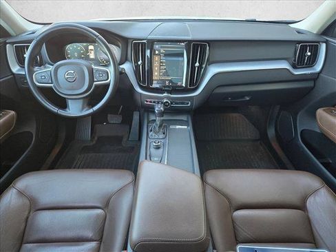 Used 2018 Volvo XC60 T5 Momentum w/ Vision Package image 12