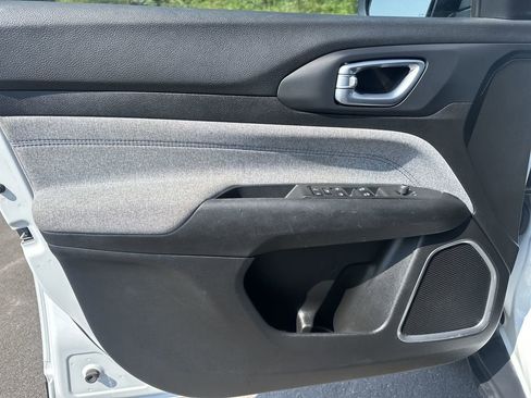 Used 2024 Jeep Compass Latitude image 11