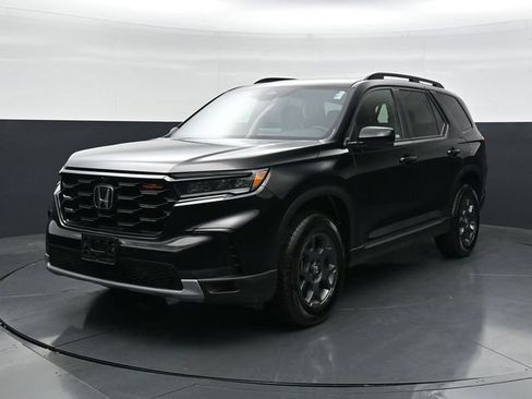 Used 2025 Honda Pilot TrailSport image 5