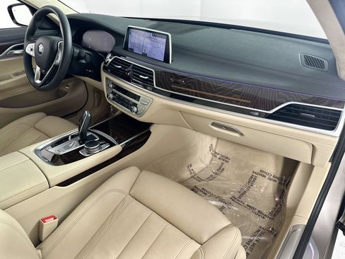 Used 2022 BMW 740i w/ Interior Design Package image 31