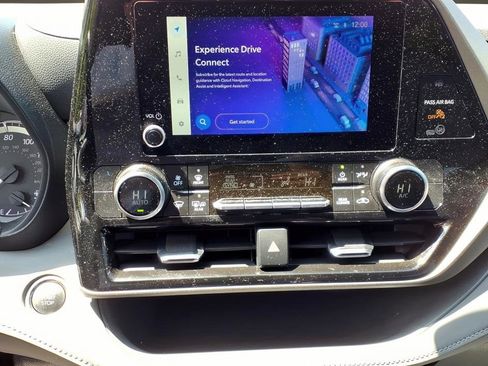 Used 2025 Toyota Highlander LE FWD image 18