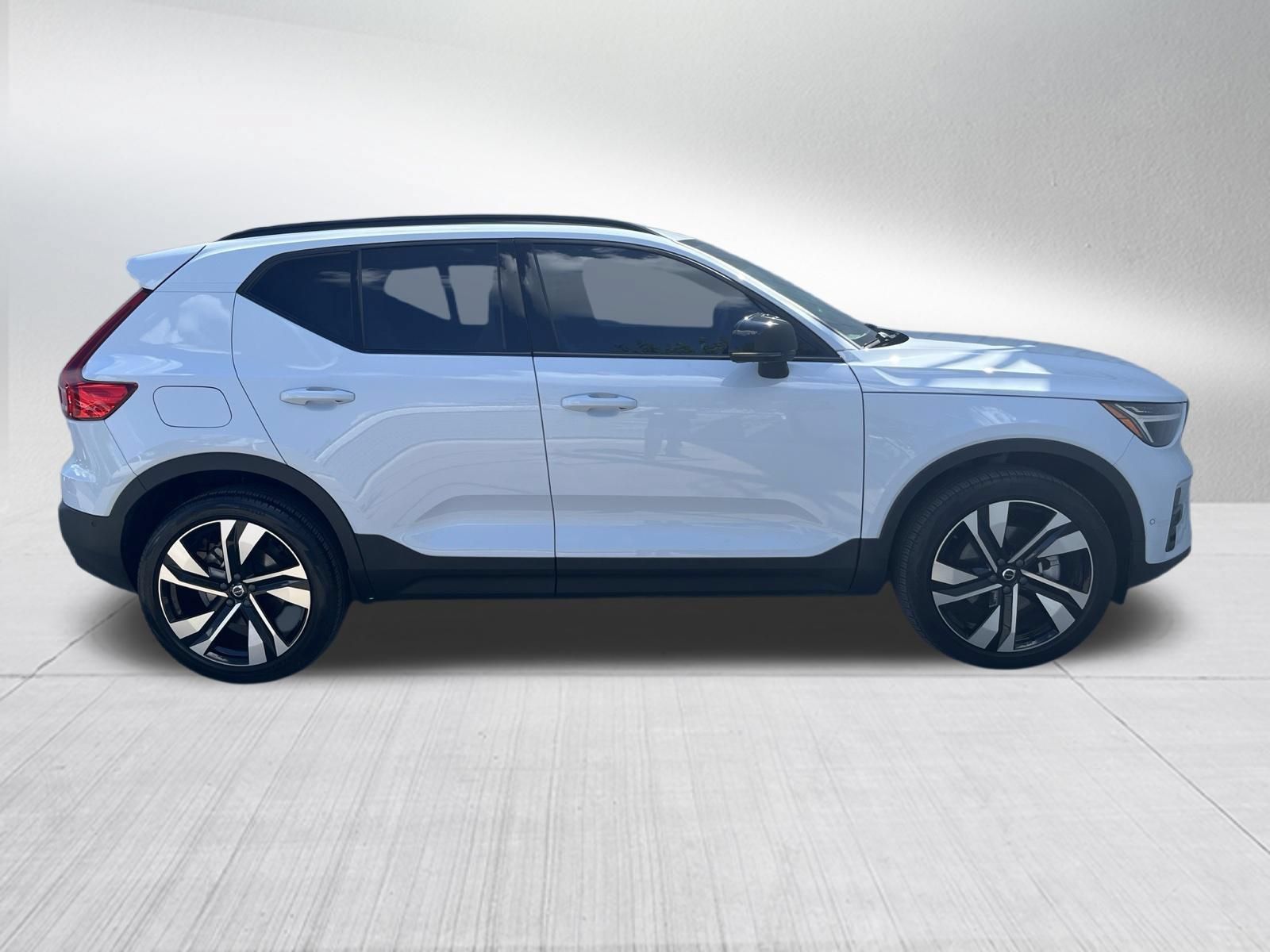 Used 2024 Volvo XC40 B5 Plus w/ Protection Package Premier AWD/4WD image 5