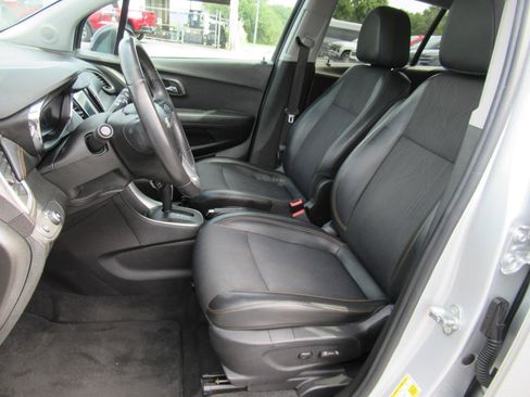 Certified 2018 Chevrolet Trax LT w/ Sun & Sound Package AWD/4WD image 19