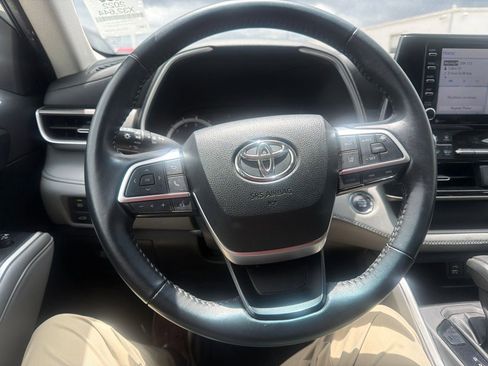 Used 2022 Toyota Highlander XLE AWD/4WD image 8