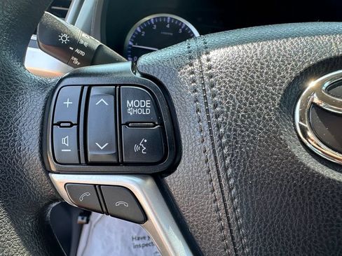 Used 2019 Toyota Highlander LE AWD/4WD image 16