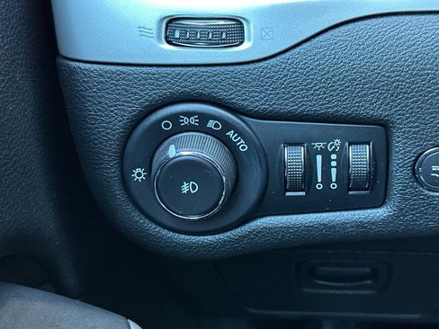 Used 2018 Jeep Cherokee Latitude Plus w/ Comfort/Convenience Group AWD/4WD image 31