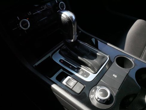 Used 2014 Volkswagen Touareg Sport image 24