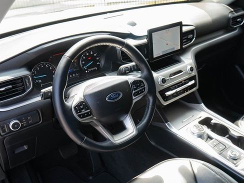 Used 2022 Ford Explorer XLT w/ Equipment Group 202A image 7