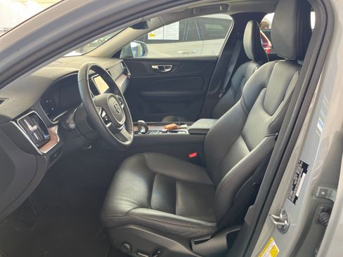 Used 2025 Volvo V60 B5 Cross Country Plus image 27