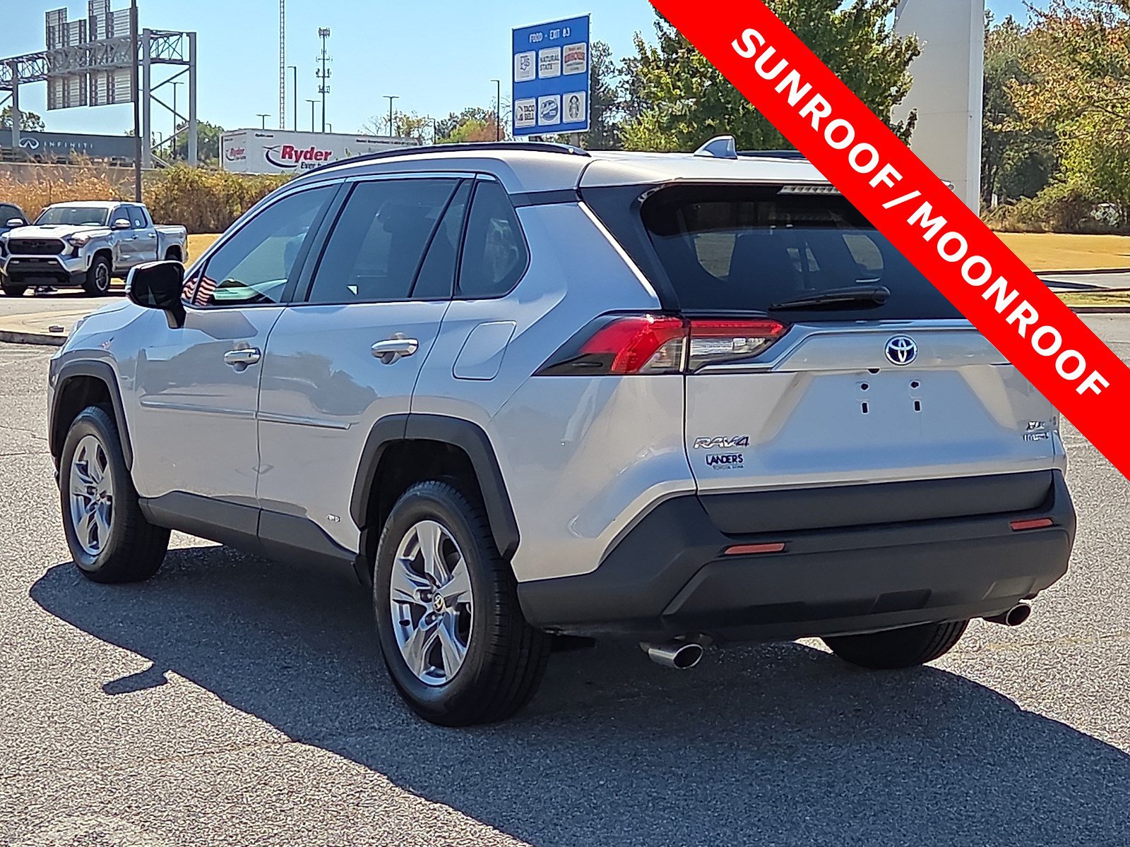 Used 2022 Toyota RAV4 XLE w/ Convenience Package AWD/4WD image 4