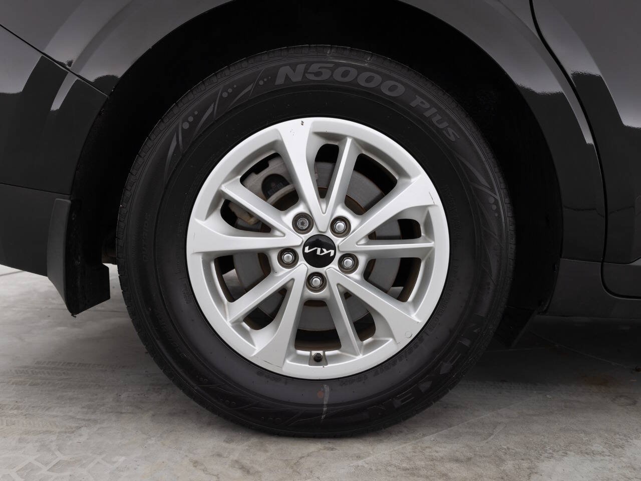 Used 2023 Kia Carnival LX FWD image 19