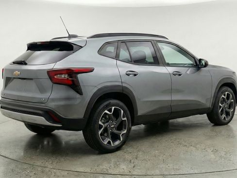 Used 2025 Chevrolet Trax LT w/ LT Convenience Package image 9