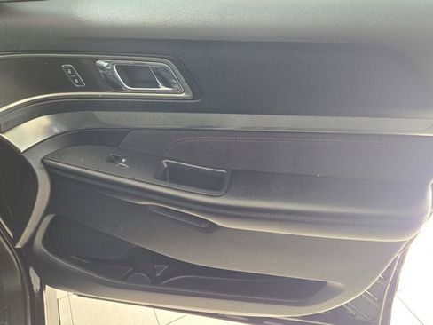 Used 2018 Ford Explorer XLT w/ Equipment Group 202A image 3