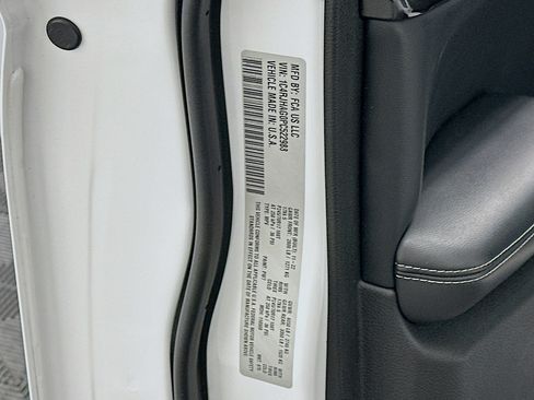 Used 2023 Jeep Grand Cherokee Laredo AWD/4WD image 12