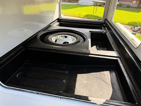Used 2014 Ford E-450 and Econoline 450 Super Duty w/ Motorhome Prep Package RWD image 17