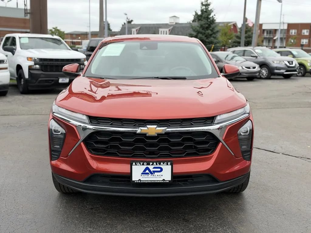 Used 2024 Chevrolet Trax LS w/ LS Convenience Package FWD image 2