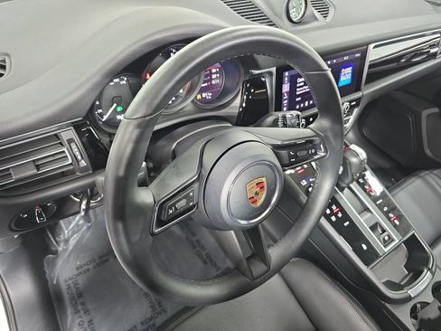 Certified 2026 Porsche Macan AWD/4WD image 4