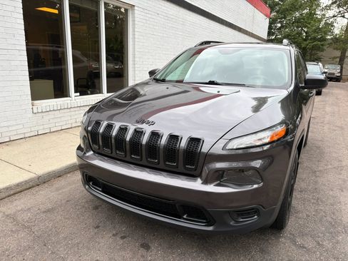 Used 2017 Jeep Cherokee Sport FWD image 2