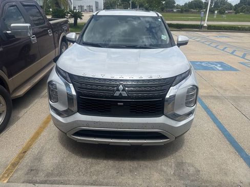 Used 2024 Mitsubishi Outlander SE FWD image 2