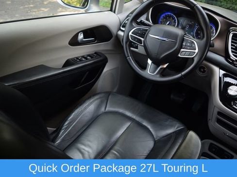 Used 2017 Chrysler Pacifica Touring-L FWD image 2