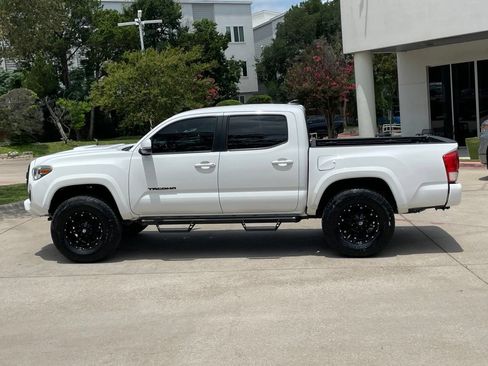 Used 2017 Toyota Tacoma TRD Sport w/ Tow Package RWD image 3
