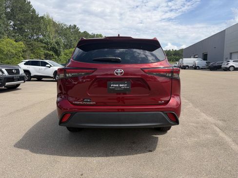 Used 2022 Toyota Highlander XLE FWD image 5