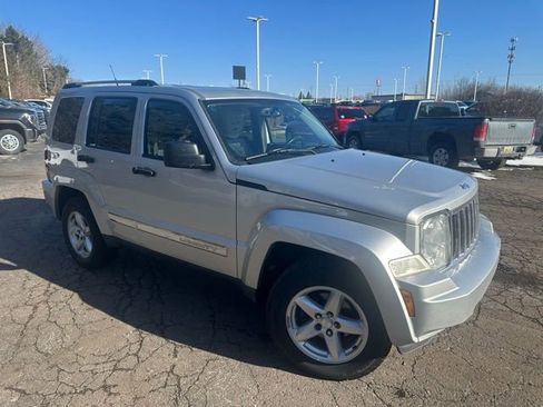 Used 2011 Jeep Liberty Limited w/ Comfort/Convenience Group image 3