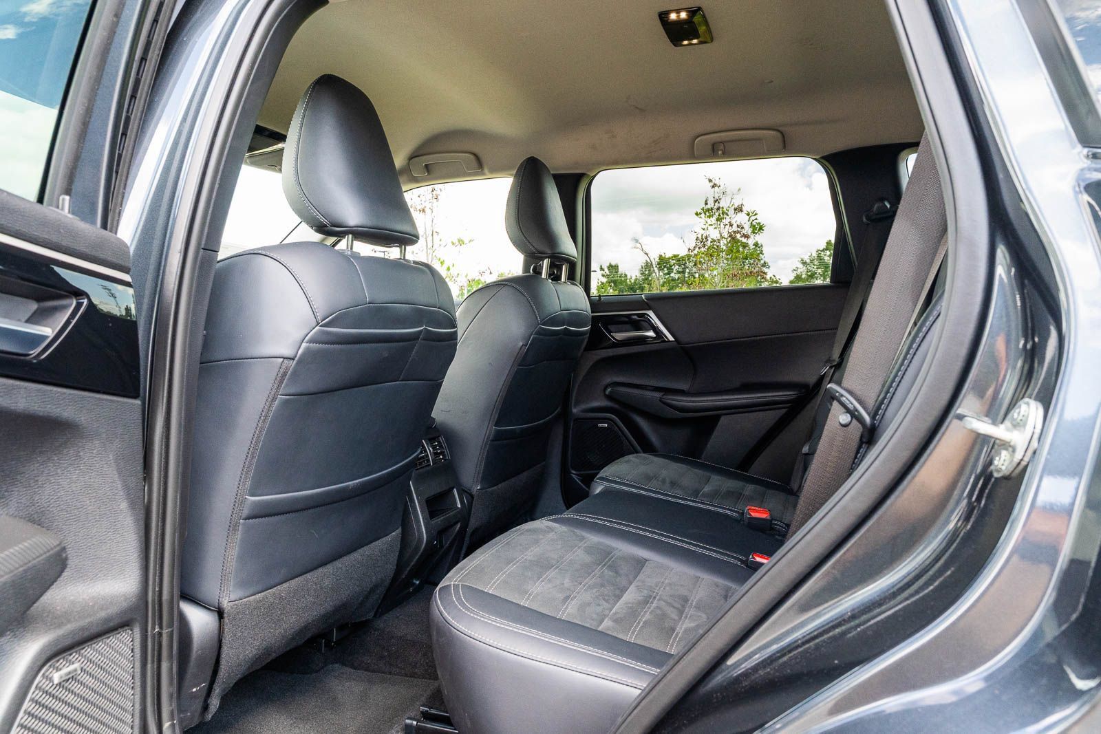 Used 2025 Mitsubishi Outlander SE FWD image 15
