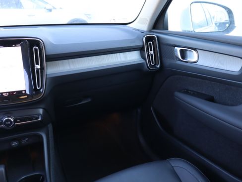 Used 2025 Volvo XC40 B5 Core image 13