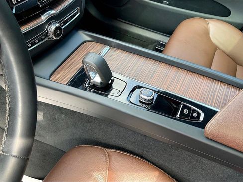 Used 2022 Volvo XC60 B5 Momentum w/ Climate Package image 17