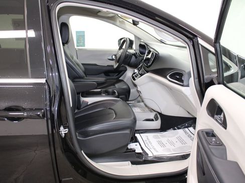 Used 2024 Chrysler Pacifica Touring-L image 28