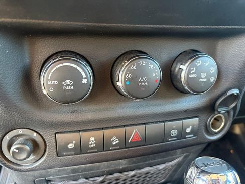 Used 2016 Jeep Wrangler Unlimited Sahara w/ Connectivity Group AWD/4WD image 12