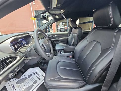 Used 2025 Chrysler Pacifica Select FWD image 21