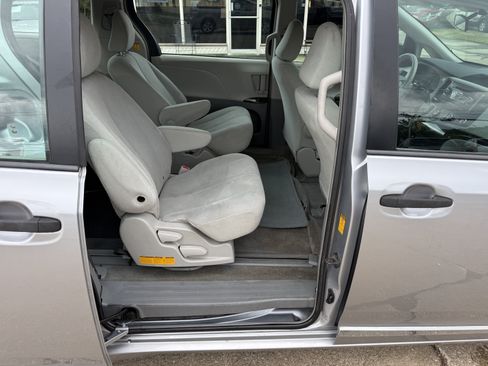 Used 2013 Toyota Sienna L w/ Towing Pkg FWD image 12