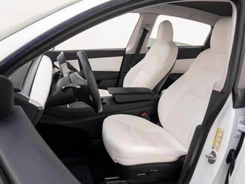 Used 2021 Tesla Model Y Long Range image 14