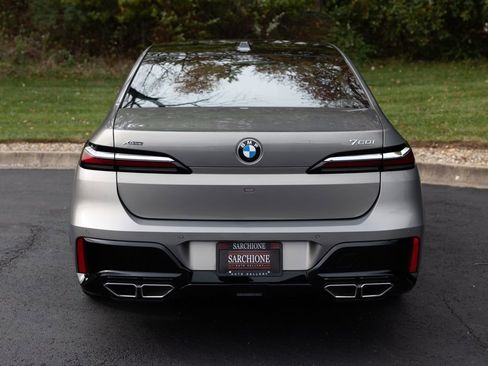 Used 2024 BMW 760i xDrive w/ Premium Package 2 image 18